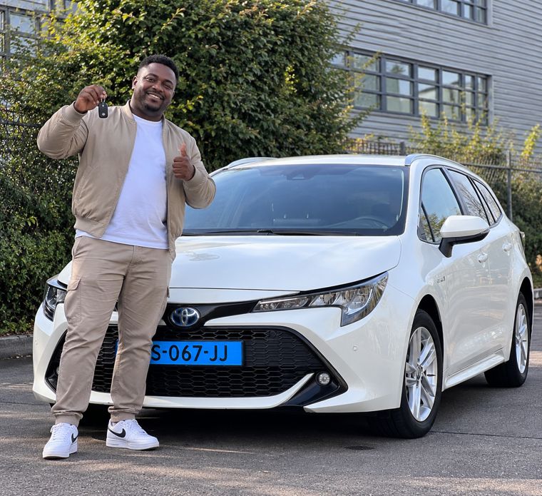 Chauffeur bij een Toyota Corolla van Topland Vervoer