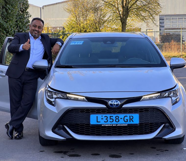 Chauffeur bij een Toyota Corolla van Topland Vervoer
